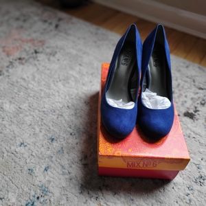 Navy Suede Roundtoe pumps